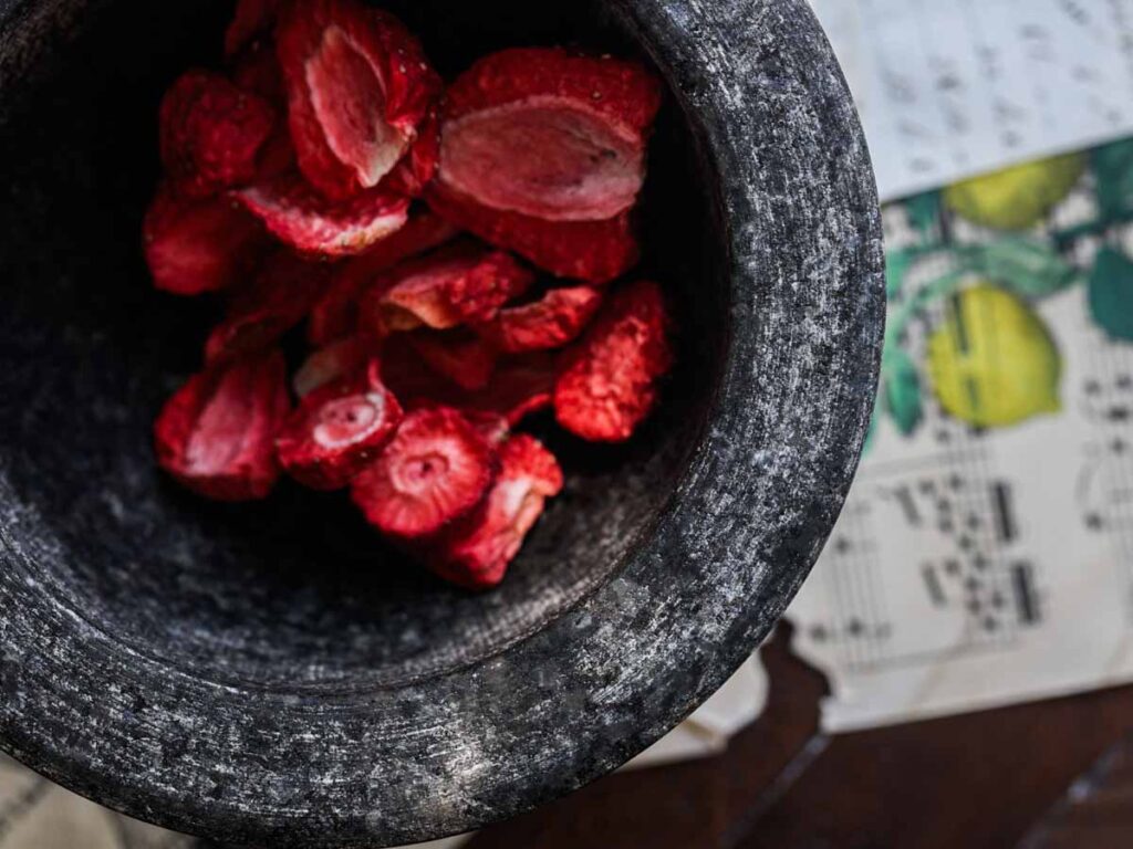 freeze-dried-strawberries-in-mortar