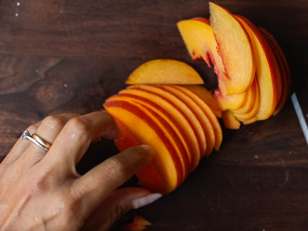 cutting-peaches-into-slices