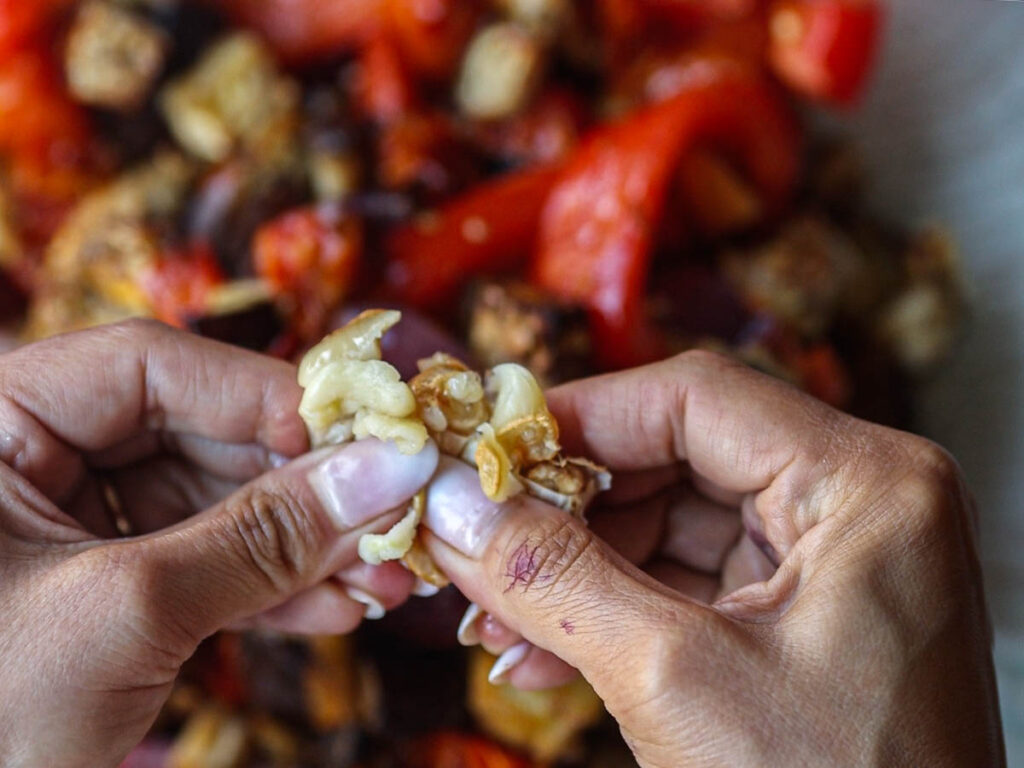 squeezing-roasted-garlic-out