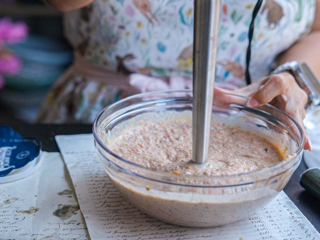 using-immersion-blender-to-make-sauce