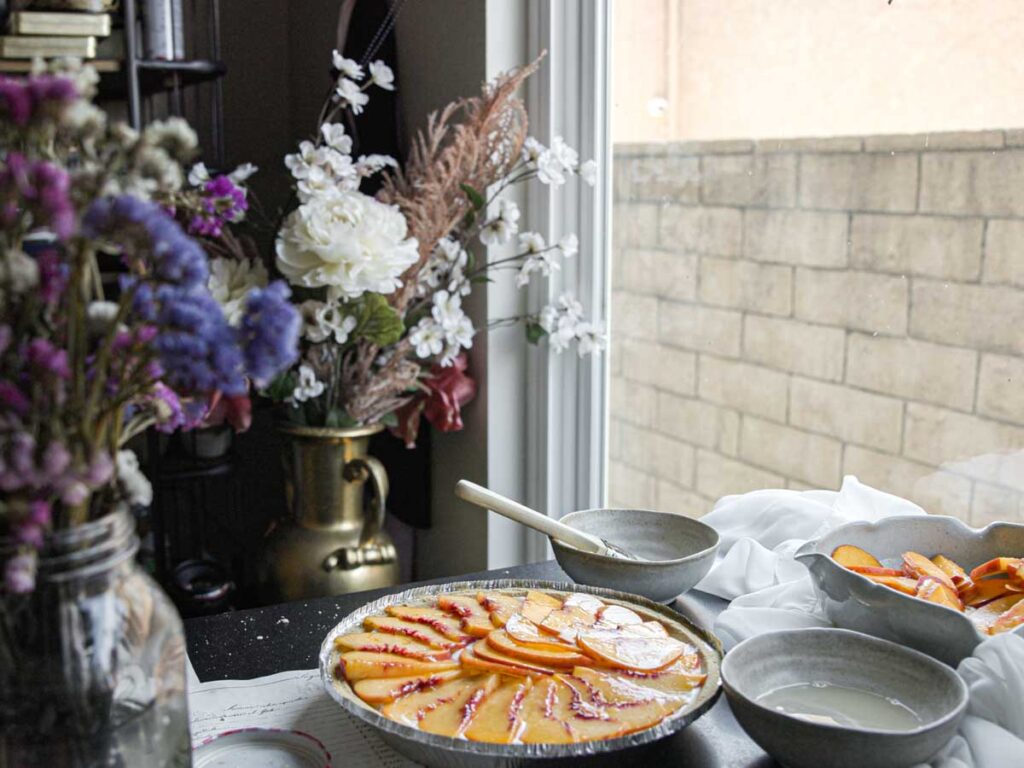 wide-shot-of-vegan-peaches-cream-cheesecake