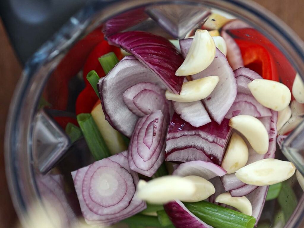 blender-with-onion-garlic-red-bell-pepper