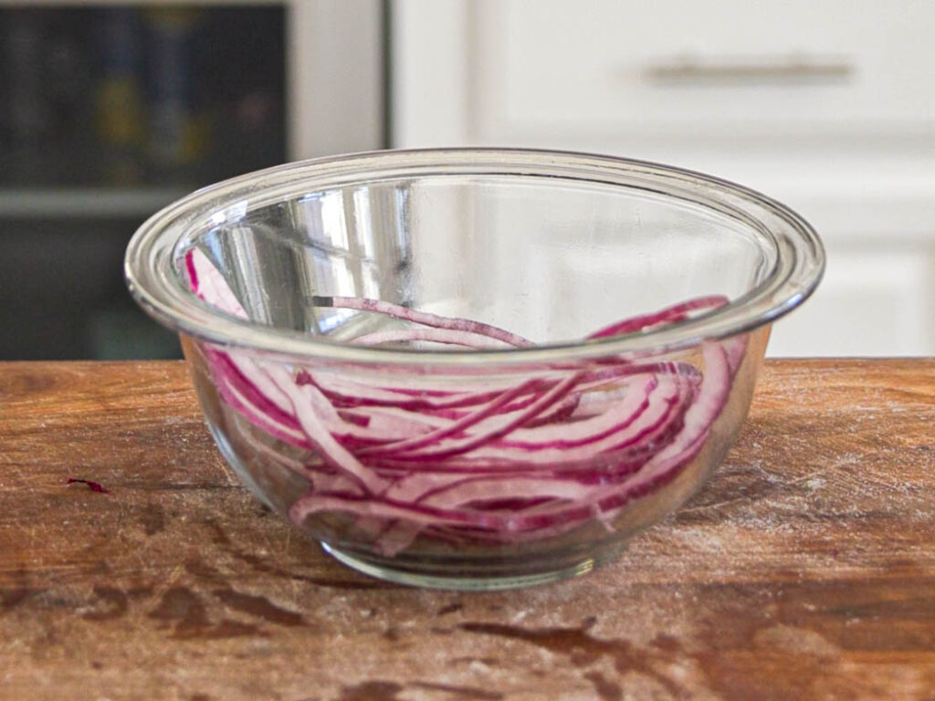 bowl-or-sliced-red-onions