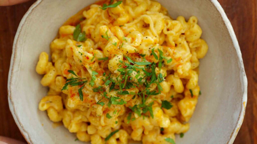 hero image of creamy vegan mac 'n cheese