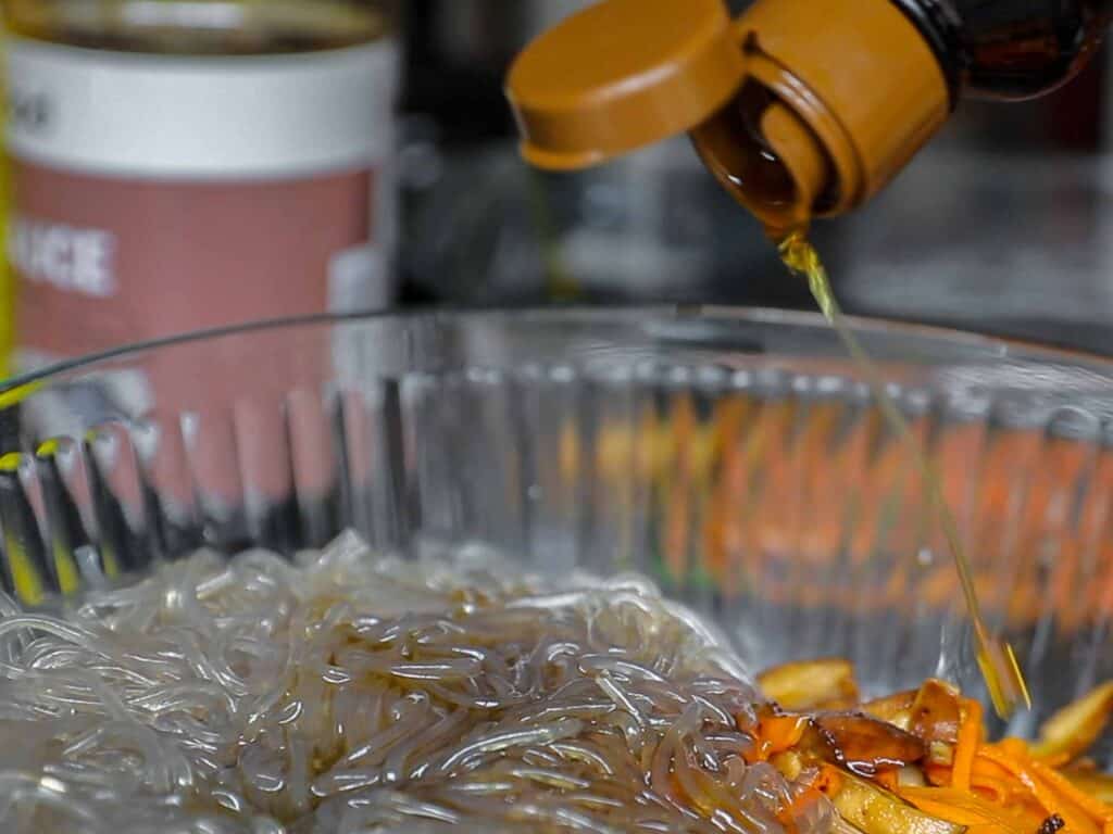 adding sesame oil to japchae